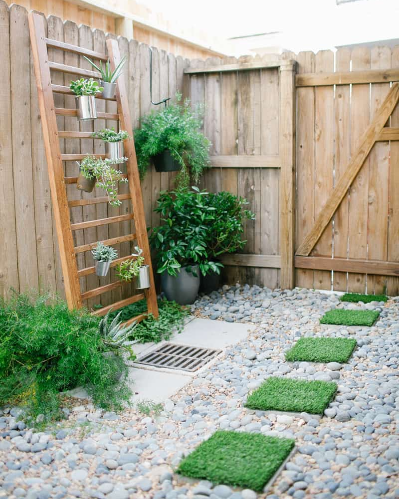 backyard decor ideas grass stepping stones